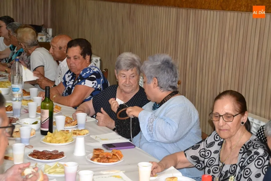 Foto 6 - La solemne misa y el vino espa&ntilde;ol cierran las fiestas de Santa Ana  
