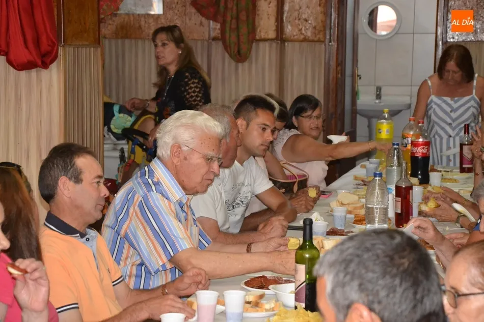 Foto 4 - La solemne misa y el vino espa&ntilde;ol cierran las fiestas de Santa Ana  