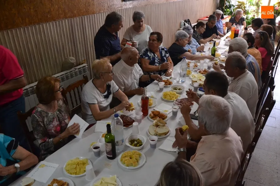 Foto 3 - La solemne misa y el vino espa&ntilde;ol cierran las fiestas de Santa Ana  