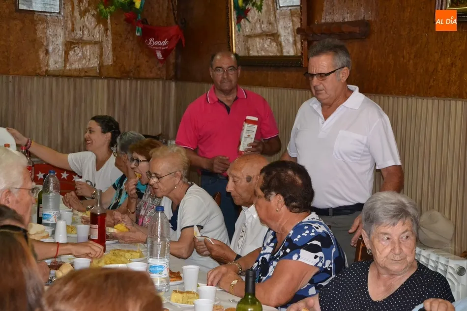 La solemne misa y el vino español cierran las fiestas de Santa Ana  