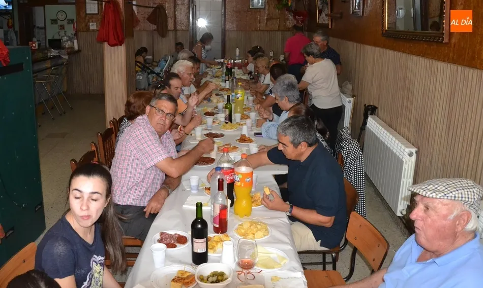 Foto 2 - La solemne misa y el vino espa&ntilde;ol cierran las fiestas de Santa Ana  