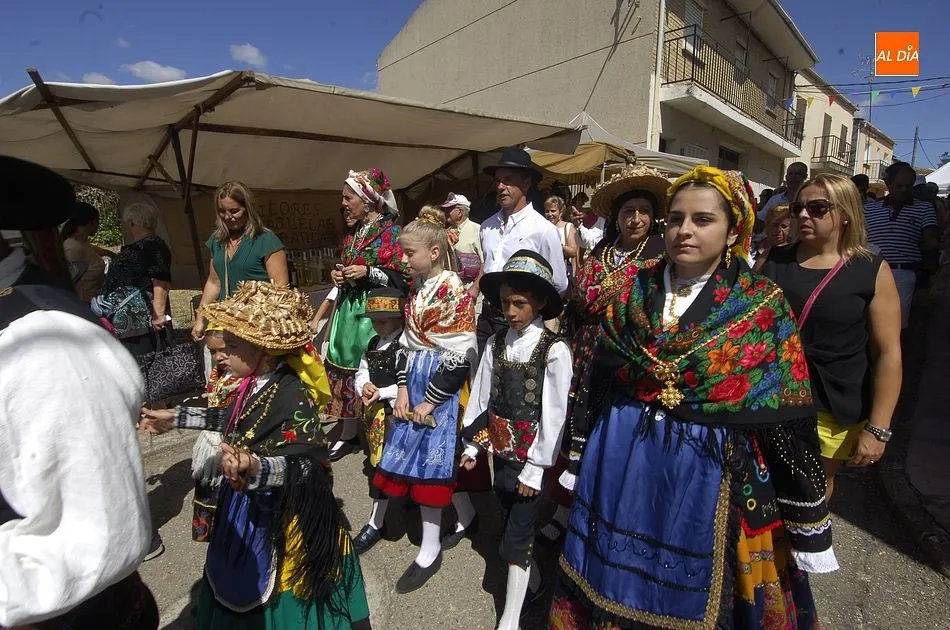 Desfile por las calles de Robleda | Fotos Adrián Martín