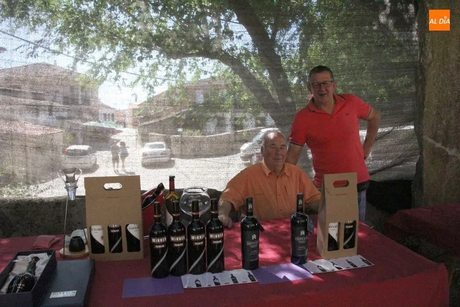 Foto 3 - Una veintena de expositores dan vida a una nueva edici&oacute;n de la Feria Agroalimentaria de Monleras  