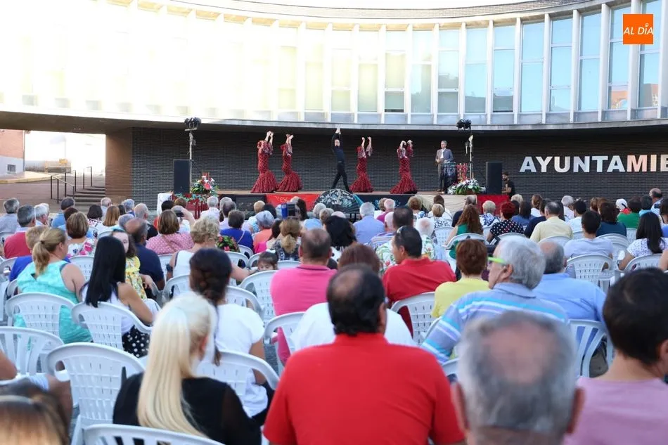 Santa Marta disfruta de su parrillada y un espectáculo de sevillanas 