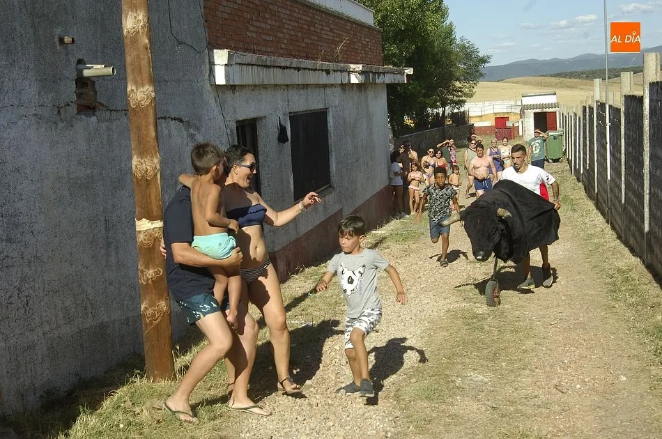 Encierro de carretones por las calles del complejo | Fotos: Adrián Martín