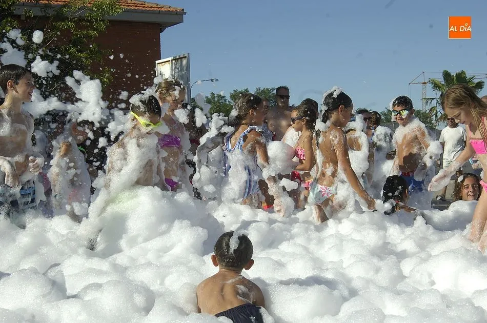 Foto 9 - El D&iacute;a del Agua estrena encierro de carretones y fiesta de la espuma  