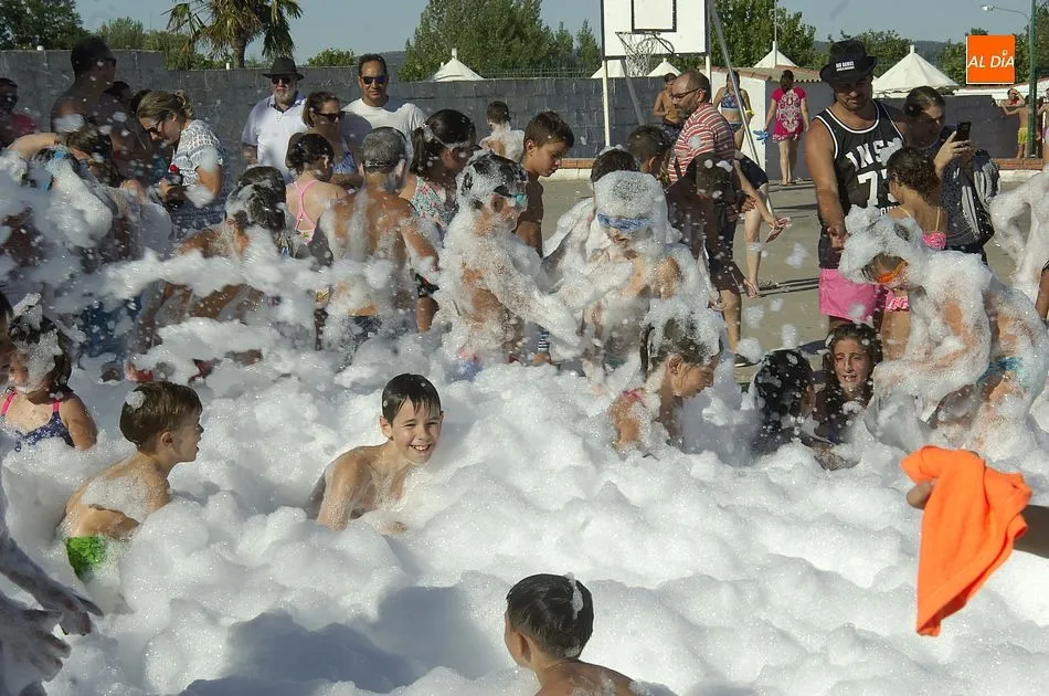 Foto 8 - El D&iacute;a del Agua estrena encierro de carretones y fiesta de la espuma  