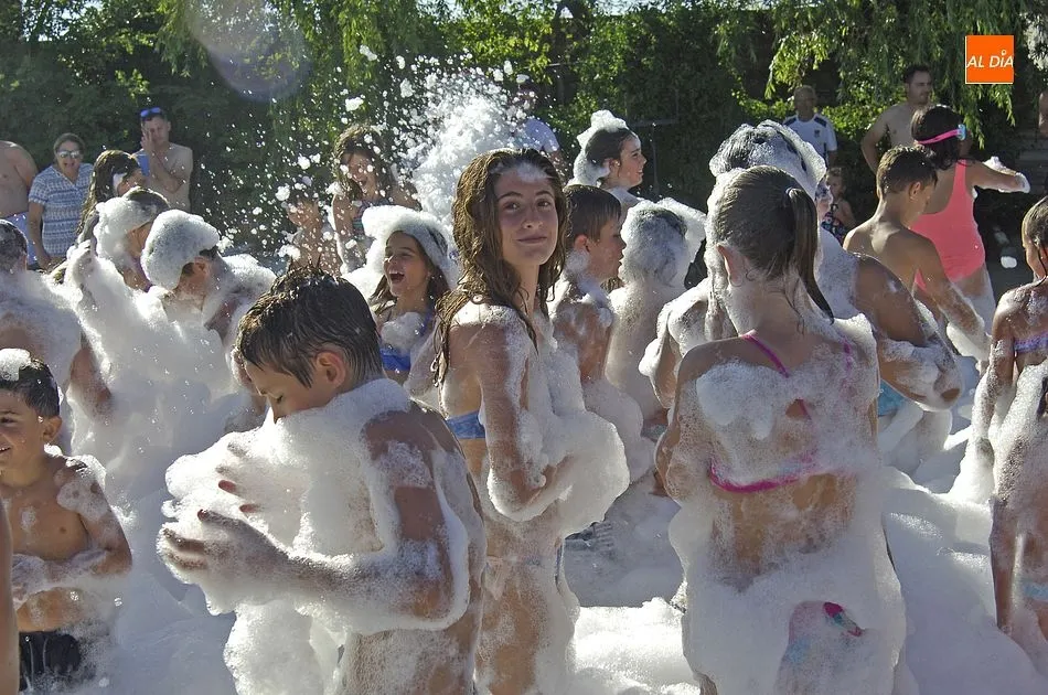Foto 2 - El D&iacute;a del Agua estrena encierro de carretones y fiesta de la espuma  