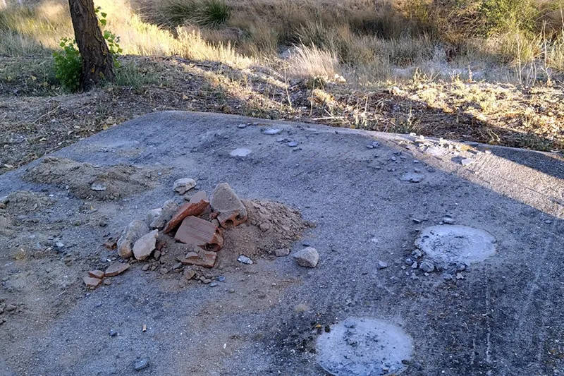 Los ladrones se llevaban de Tordillos varios asientos y una mesa de piedra y gran peso durante este fin de semana