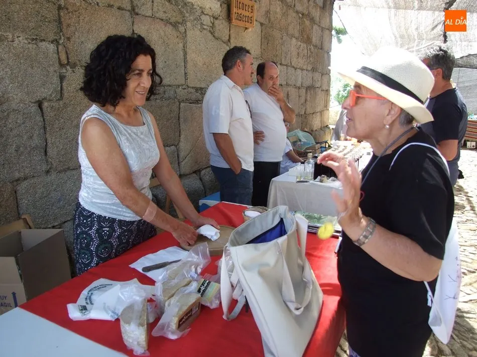 Una veintena de expositores dan vida a una nueva edición de la Feria Agroalimentaria de Monleras  