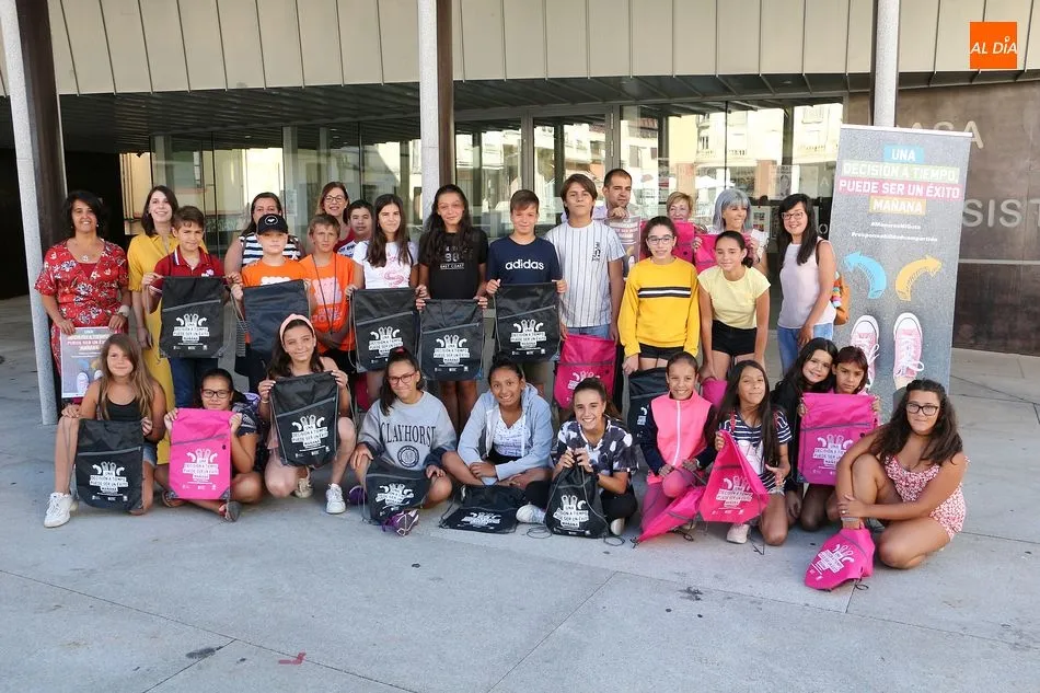 Responsables de la campaña y jóvenes muestran el logo escogido para este año