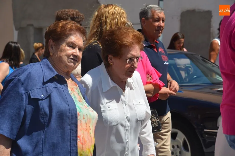 Foto 9 - Santa Marta de Tormes rinde honores a su patrona con una concurrida procesi&oacute;n