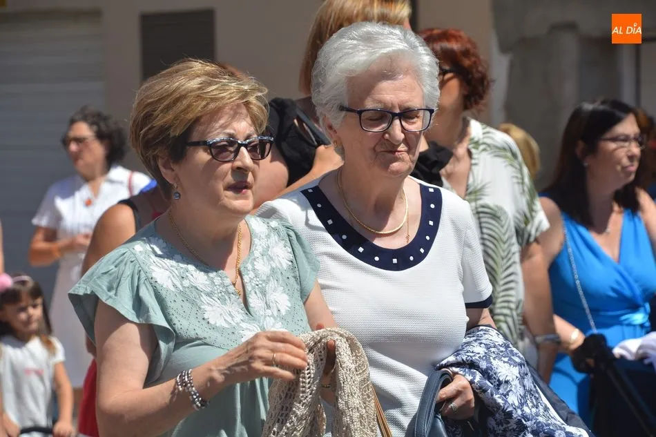 Foto 8 - Santa Marta de Tormes rinde honores a su patrona con una concurrida procesi&oacute;n