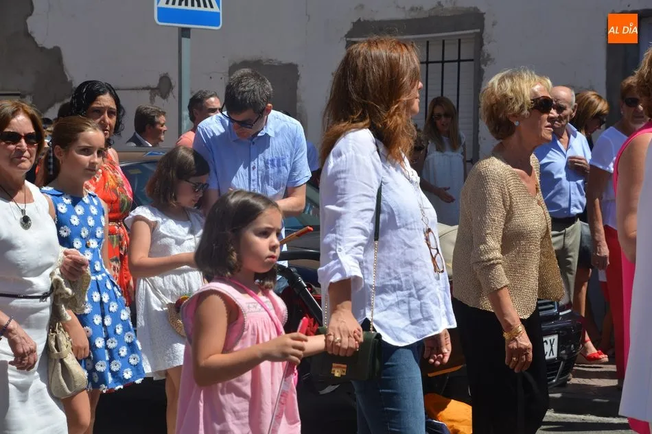 Foto 7 - Santa Marta de Tormes rinde honores a su patrona con una concurrida procesi&oacute;n