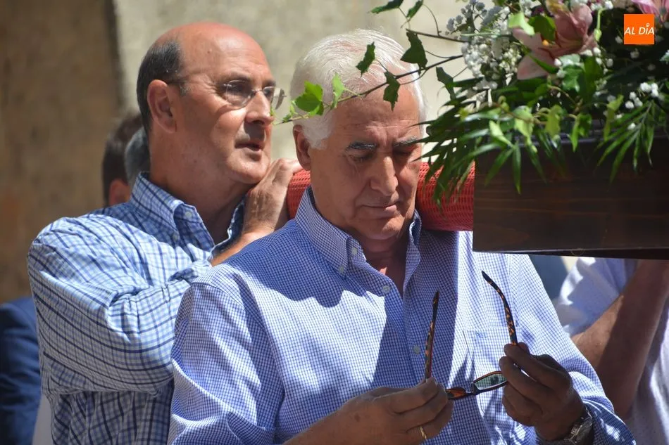 Foto 4 - Santa Marta de Tormes rinde honores a su patrona con una concurrida procesi&oacute;n