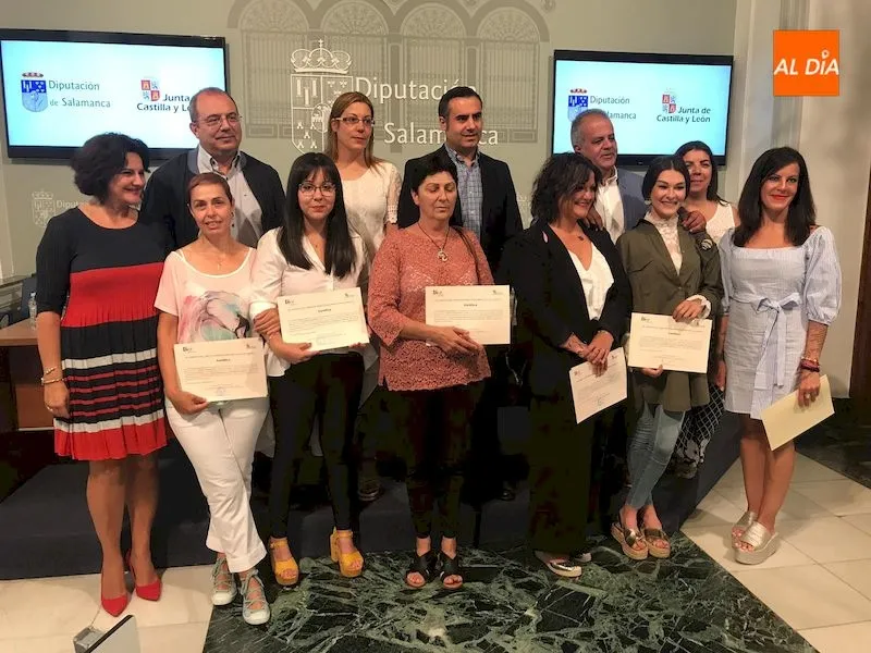 Participantes en el programa Cuidados en el entorno tras recibir su diploma / Pedro Zaballos