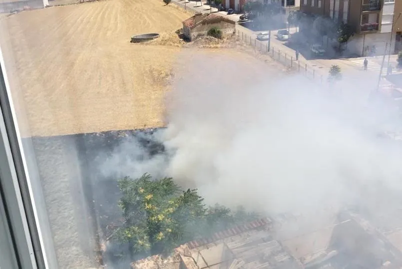 Los Bomberos sofocan un incendio en el Camino del Cementerio  