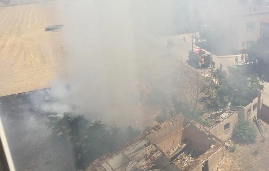 Foto 3 - Los Bomberos sofocan un incendio en el Camino del Cementerio  