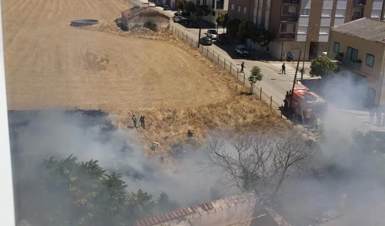 Foto 4 - Los Bomberos sofocan un incendio en el Camino del Cementerio  