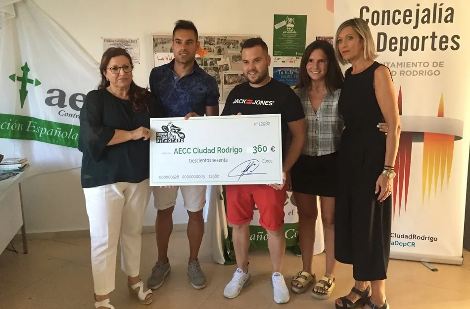 Entregado a la AECC el dinero recaudado durante la Carrera de Pitmotard  