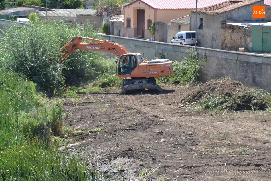 En marcha una operación de limpieza de la ribera del Águeda anexa al muro de contención del...