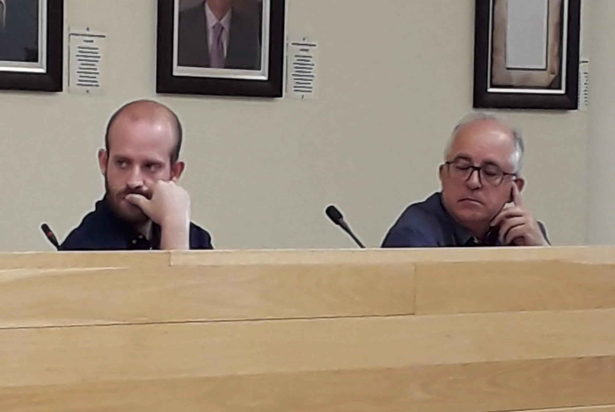 Jorge Poveda, a la izquierda, durante el pleno / Izquierda Unida