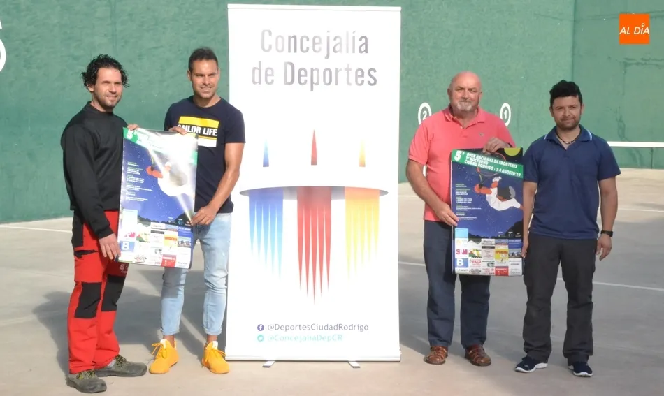 Los participantes en el 5º Open de Frontenis estarán jugando durante toda la noche del sábado  
