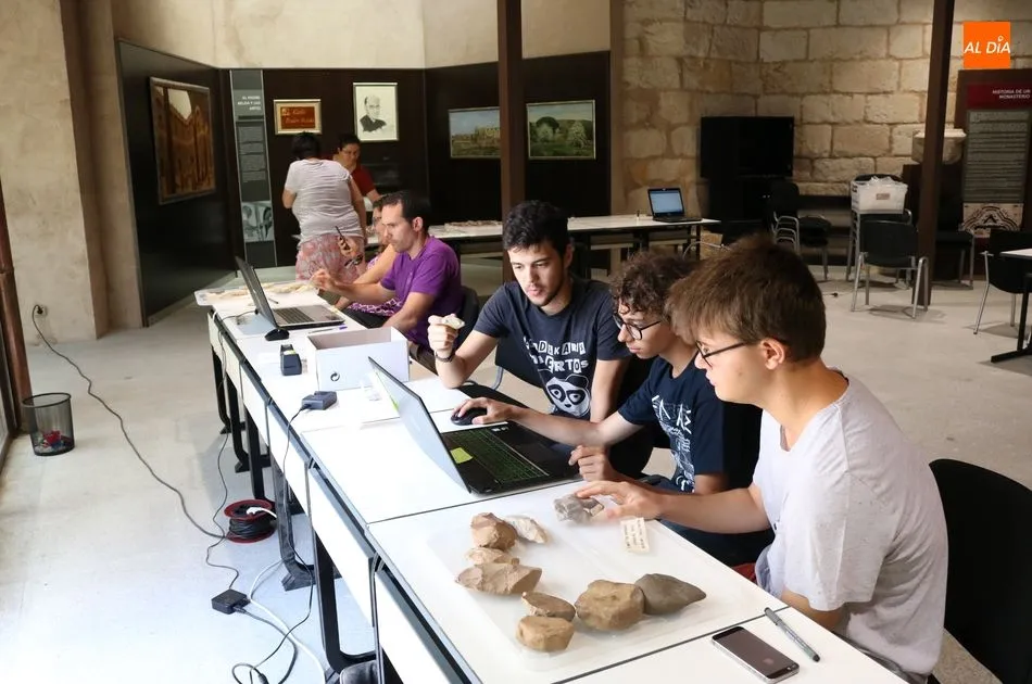 Alumnos y profesores de Historia y Arqueología clasifican las piezas