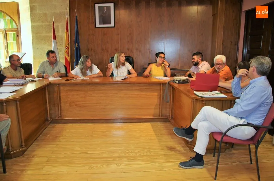 Mesa de negociación entre Ayuntamiento, sindicatos y trabajadores