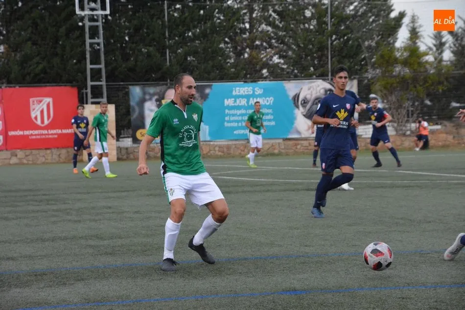 Foto 10 - El Santa Marta no entiende de amistosos y gana con solvencia al Guijuelo (2-0)
