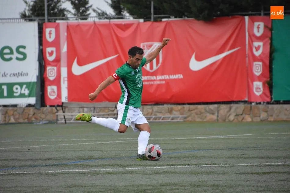 Foto 8 - El Santa Marta no entiende de amistosos y gana con solvencia al Guijuelo (2-0)