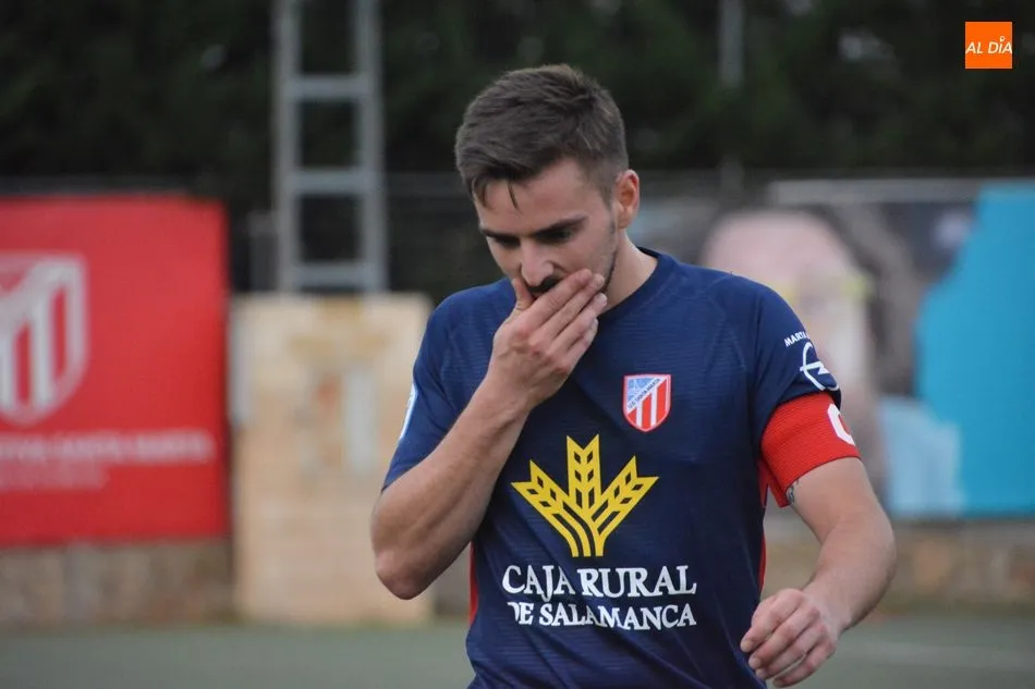 Foto 3 - El Santa Marta no entiende de amistosos y gana con solvencia al Guijuelo (2-0)
