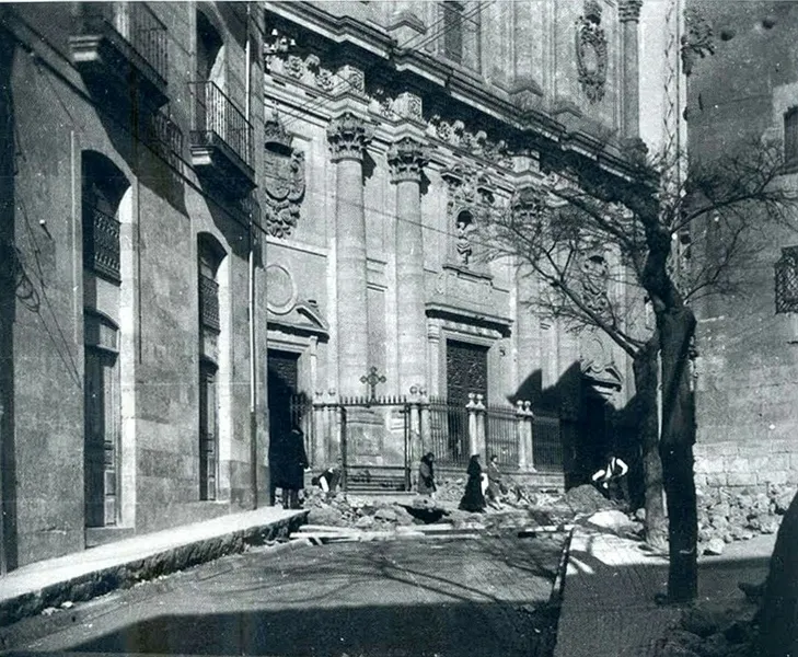 Foto 2 - Obras frente a la Casa de las Conchas en 1932