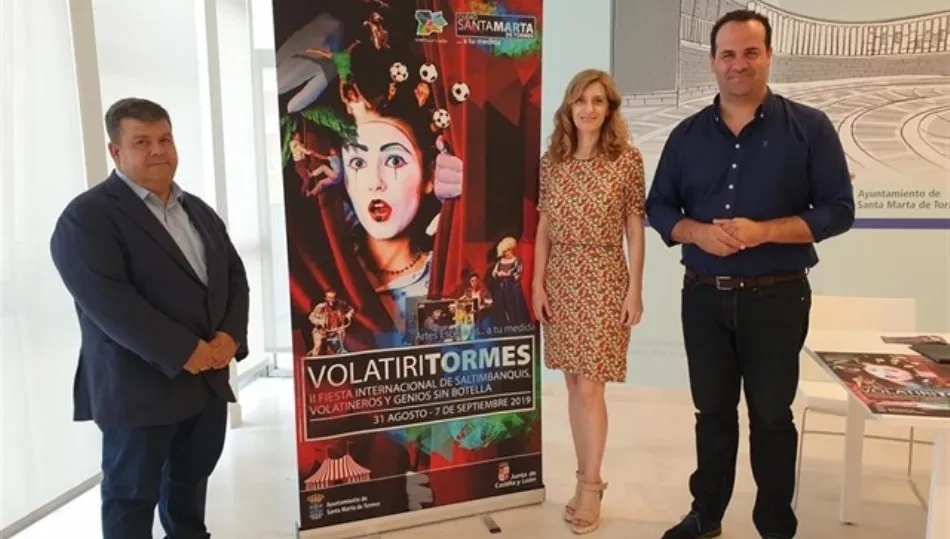 La directora general de Políticas Culturales de la Junta de Castilla y León, Mar Sancho, y el alcalde de Santa Marta de Tormes, David Mingo, acompañados por el edil Francisco Miguel García. Foto de Europa Press