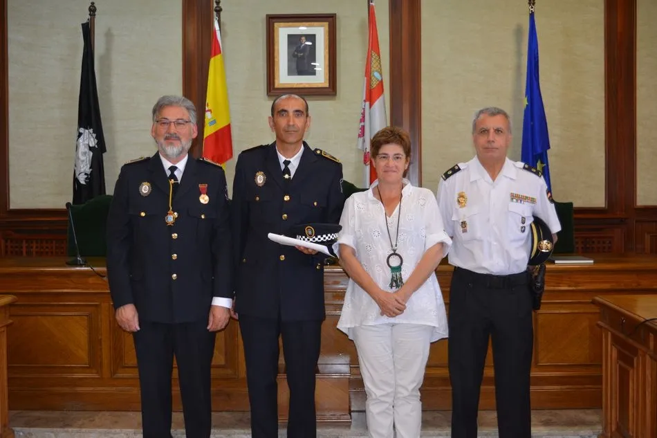 Foto 2 - Rafael Tom&aacute;s Mart&iacute;n toma posesi&oacute;n de su cargo como oficial de la Polic&iacute;a Local