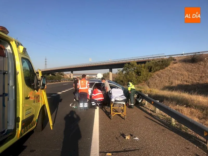 Foto 3 - Una herida tras un aparatoso accidente entre un turismo y un cami&oacute;n en la autov&iacute;a direcci&oacute;n...
