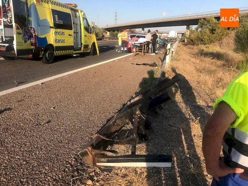 Foto 2 - Una herida tras un aparatoso accidente entre un turismo y un cami&oacute;n en la autov&iacute;a direcci&oacute;n...