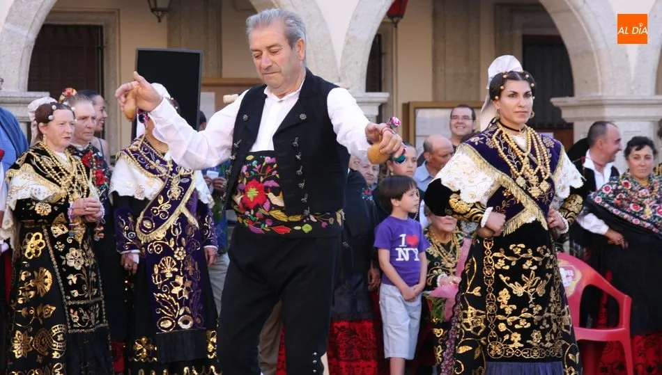 Los vecinos y vecinas de Aldeadávila tienen una oportunidad única de lucir sus extraordinarios trajes charros / CORRAL