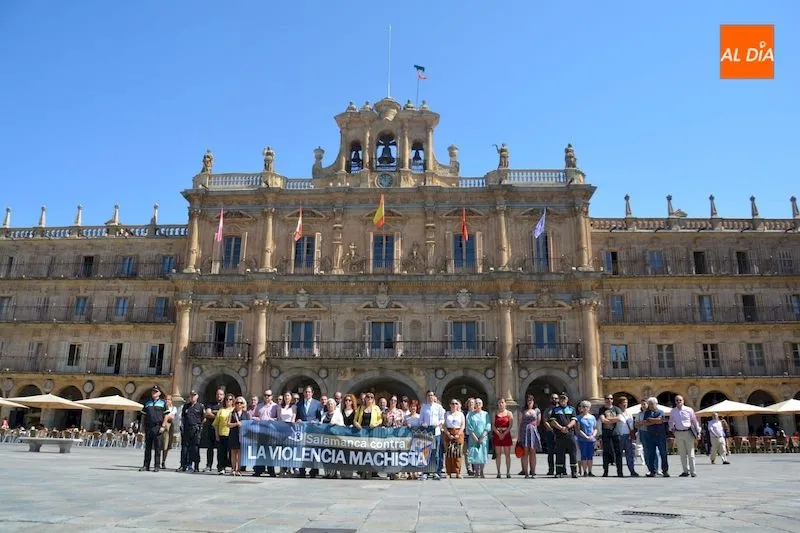 Concentración y minuto de silencio en la Plaza Mayor / Lydia González