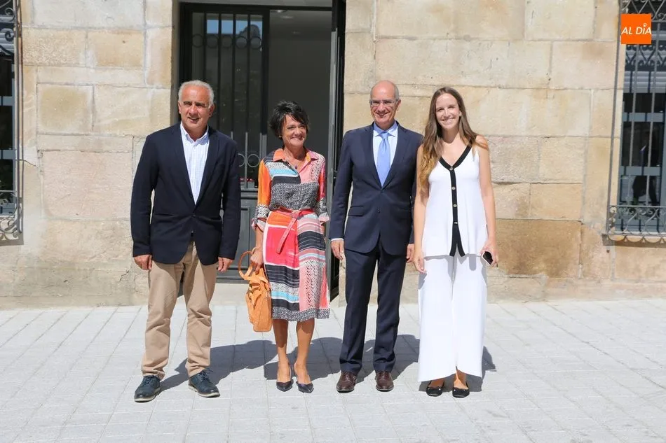 Foto 4 - El presidente de la Diputaci&oacute;n se compromete en Vitigudino a reforzar el firme de las salidas a...