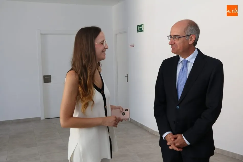Foto 3 - El presidente de la Diputaci&oacute;n se compromete en Vitigudino a reforzar el firme de las salidas a...