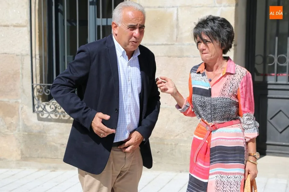 Foto 2 - El presidente de la Diputaci&oacute;n se compromete en Vitigudino a reforzar el firme de las salidas a...