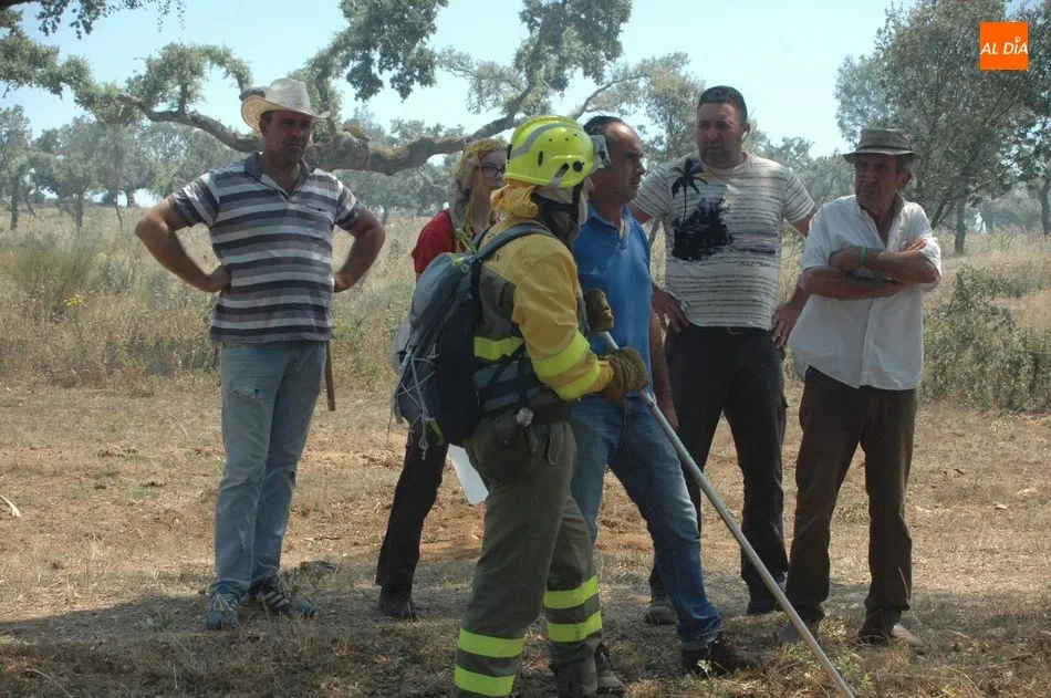 Foto 2 - Medios terrestres y a&eacute;reos controlan un violento incendio en Bogajo  