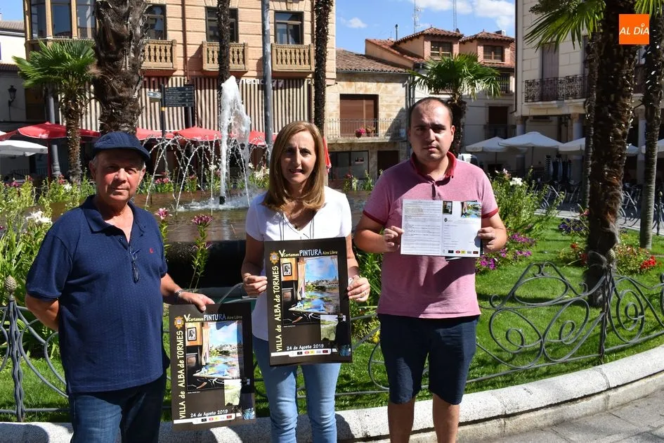Juan Carlos Martínez, Concepción Miguélez y José García presentando el V Certamen de Pintura al Aire Libre