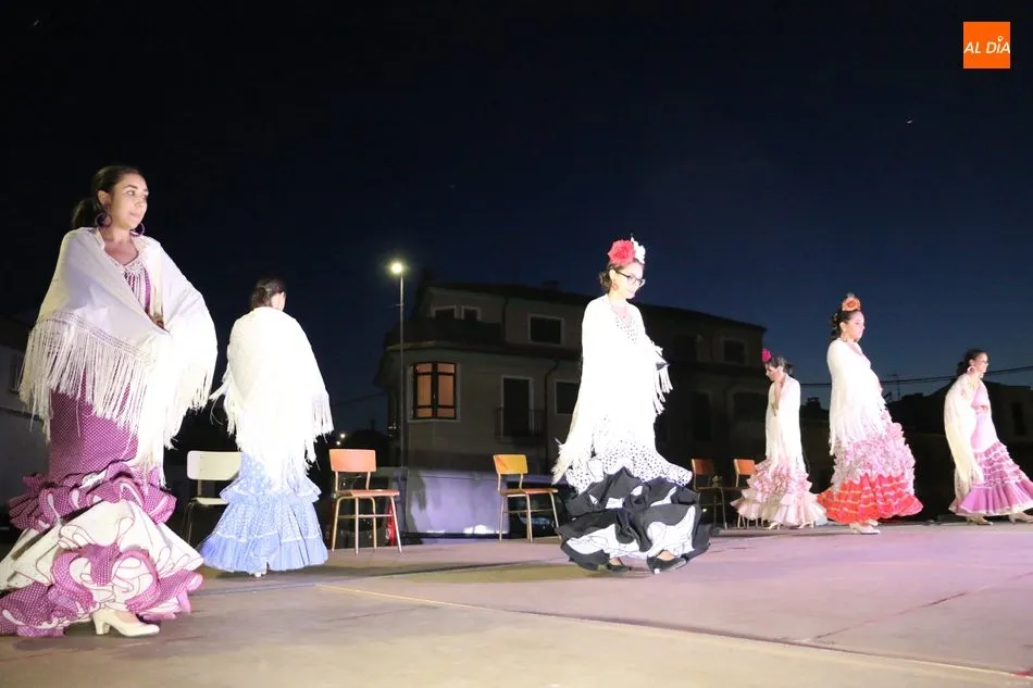 Foto 7 - El grupo de sevillanas de Vitigudino llena la plaza de S. M. El Viti  