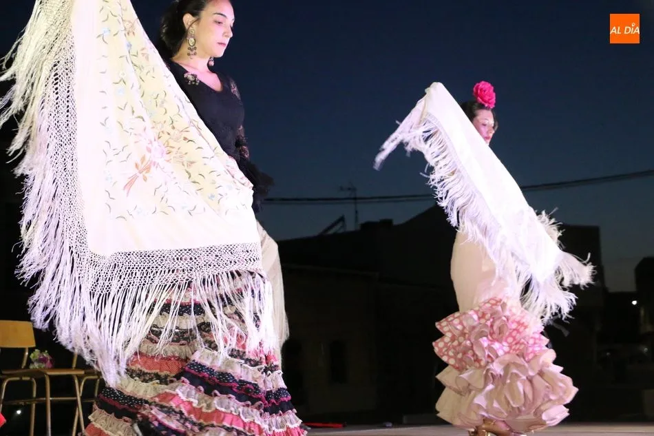 Foto 6 - El grupo de sevillanas de Vitigudino llena la plaza de S. M. El Viti  
