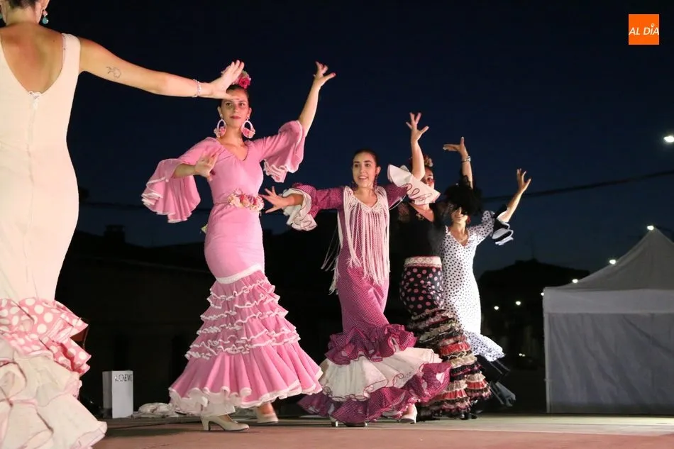 Foto 5 - El grupo de sevillanas de Vitigudino llena la plaza de S. M. El Viti  
