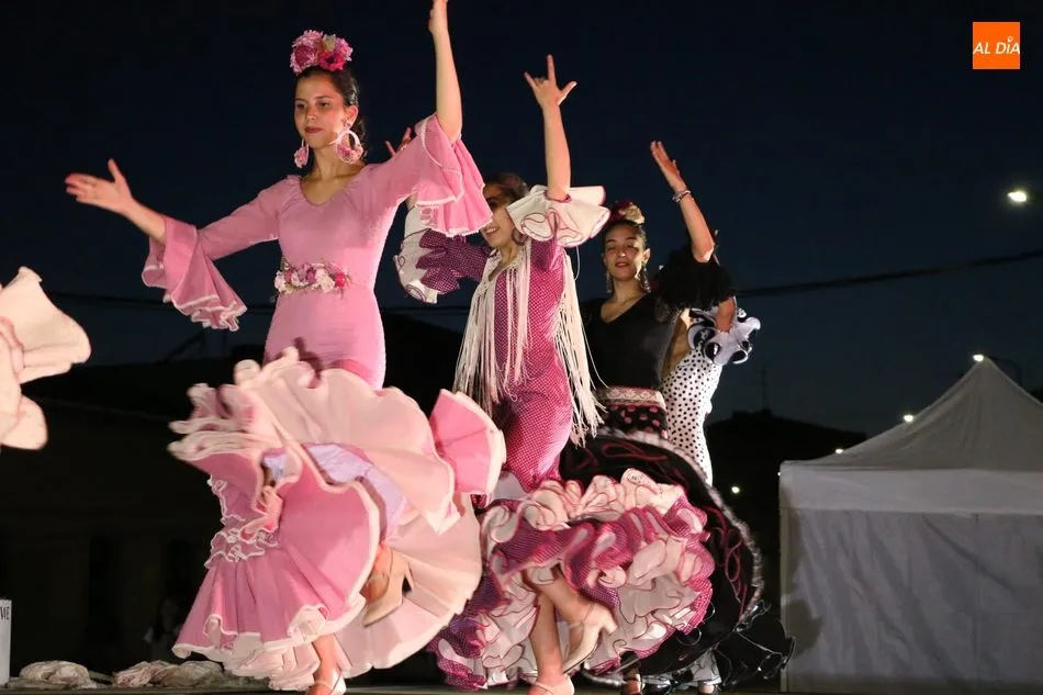 Foto 4 - El grupo de sevillanas de Vitigudino llena la plaza de S. M. El Viti  