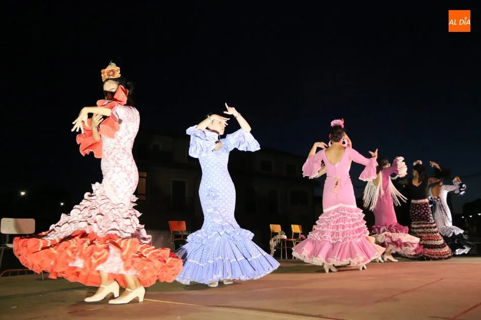 Foto 3 - El grupo de sevillanas de Vitigudino llena la plaza de S. M. El Viti  