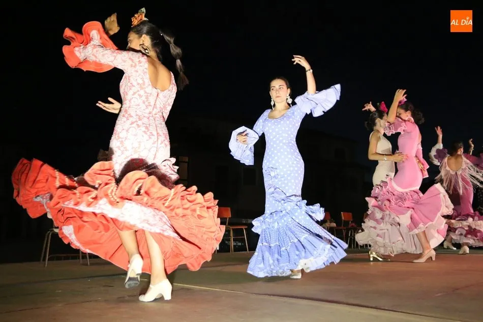 El grupo de sevillanas de Vitigudino llena la plaza de S. M. El Viti  
